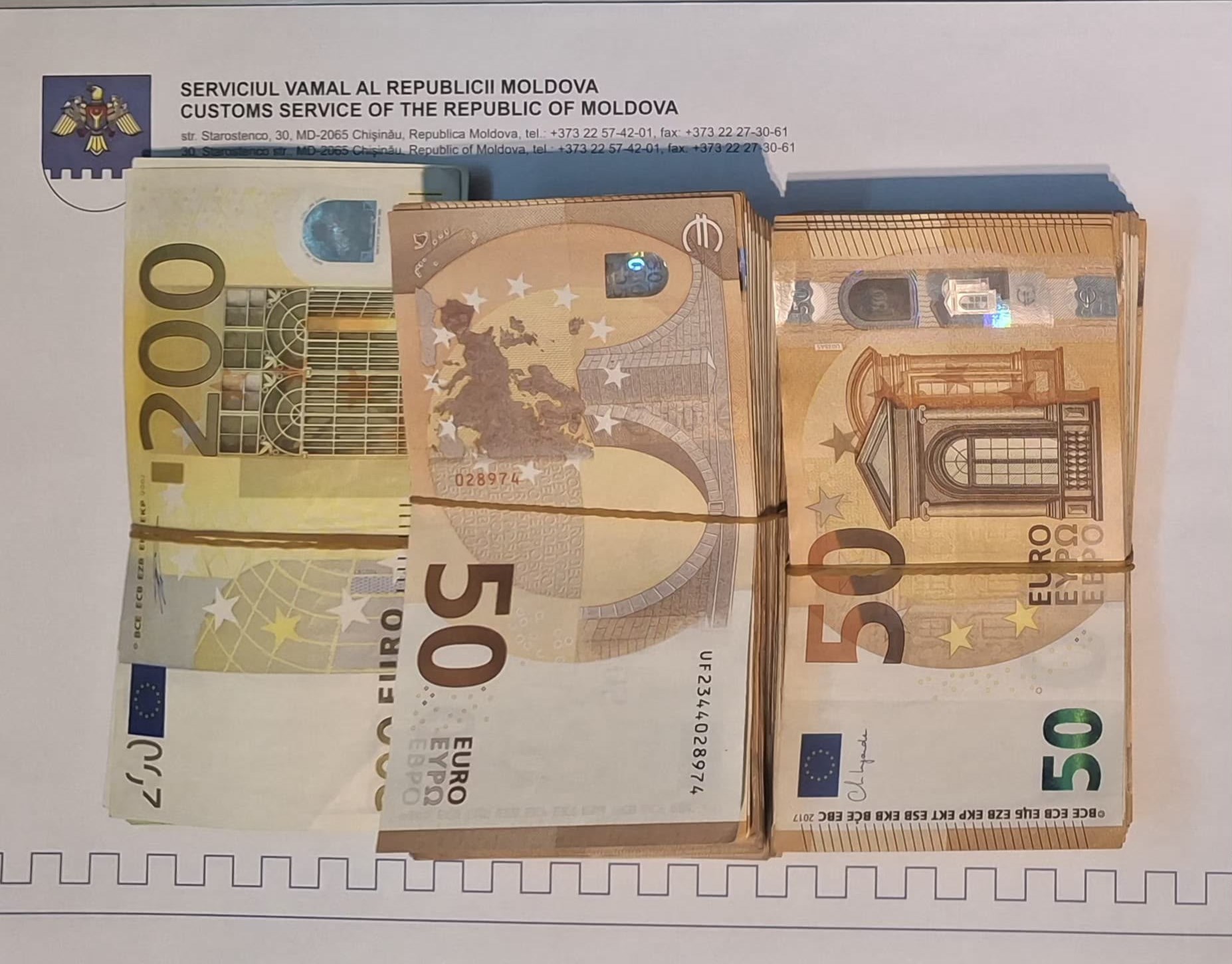 Valută nedeclarată descoperită la Aeroport. Peste 25 000 de euro, ridicați de vameși
