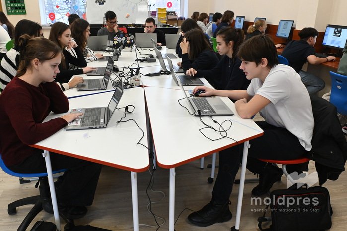 Soluții digitale pentru școlile din Republica Moldova: 140 de instituții au fost dotate cu 700 de panouri interactive și calculatoare