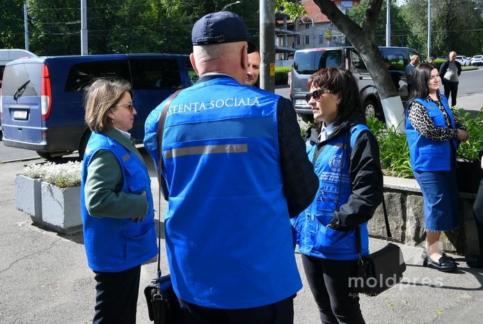 VIDEO // Reforma RESTART: Angajații sociali care activează în serviciul de „Îngrijire socială la domiciliu” au primit o donație de 2 000 de veste