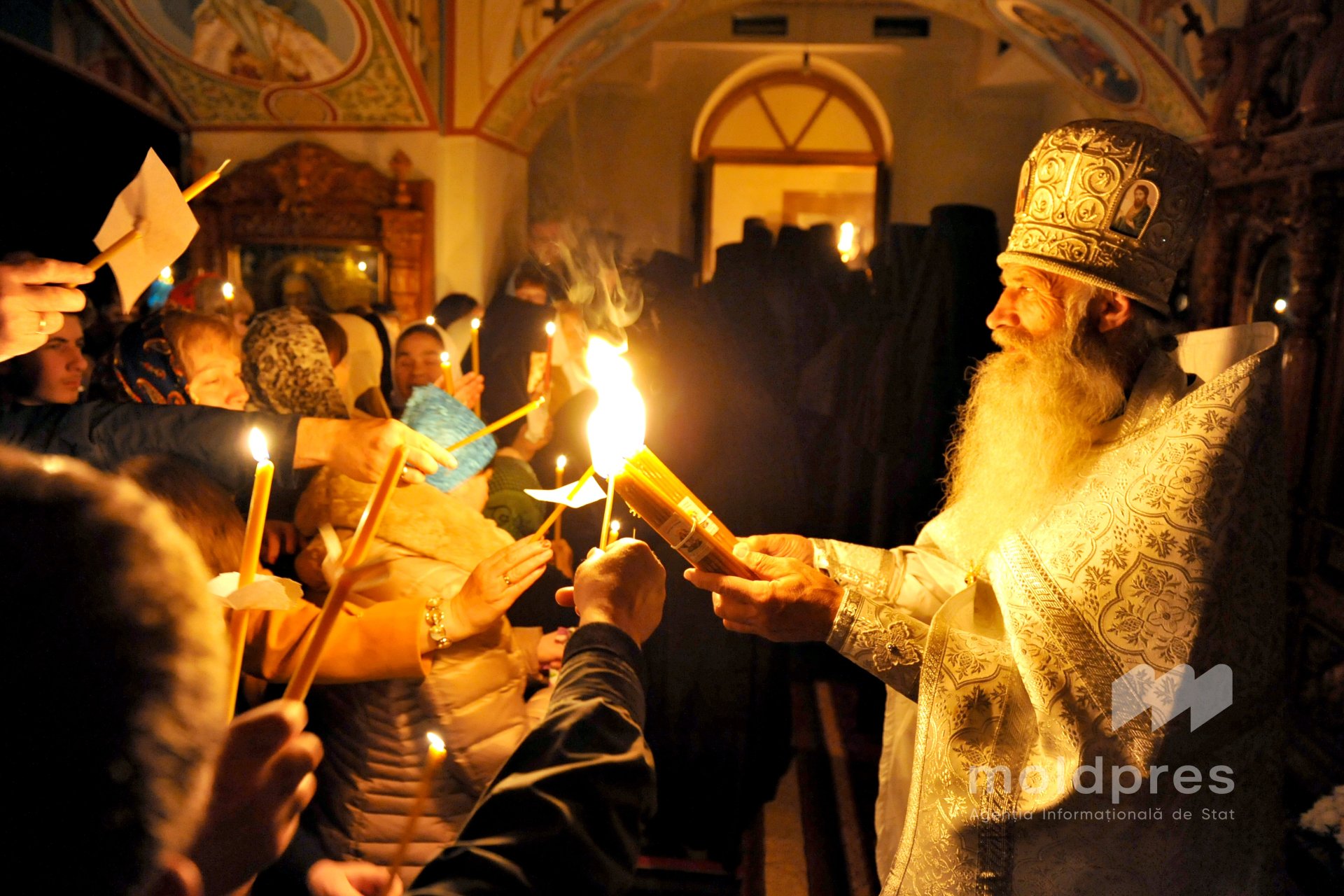 Lumina Sfântă de la Ierusalim a ajuns în Republica Moldova