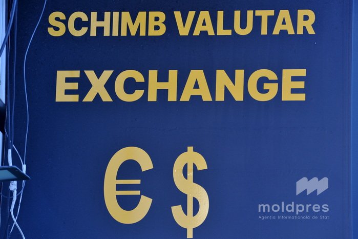 Dolarul se ieftinește, iar euro își menține valoarea