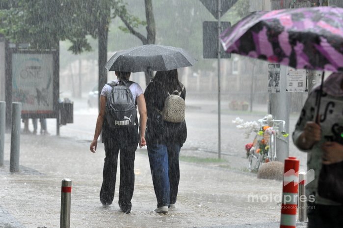 Ploi însoțite de descărcări electrice, cu grindină și vijelii. Meteorologii au emis Cod galben și portocaliu de instabilitate atmosferică