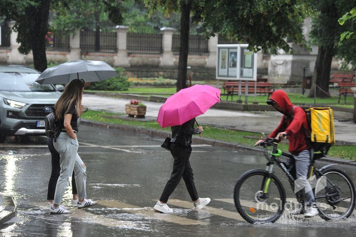 Ploi puternice, cu grindină și vijelie. Meteorologii au emis Cod galben de instabilitate atmosferică