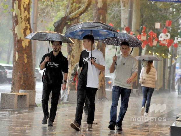Meteorologii prognozează pentru zilele de odihnă ploi de scurtă durată cu descărcări electrice