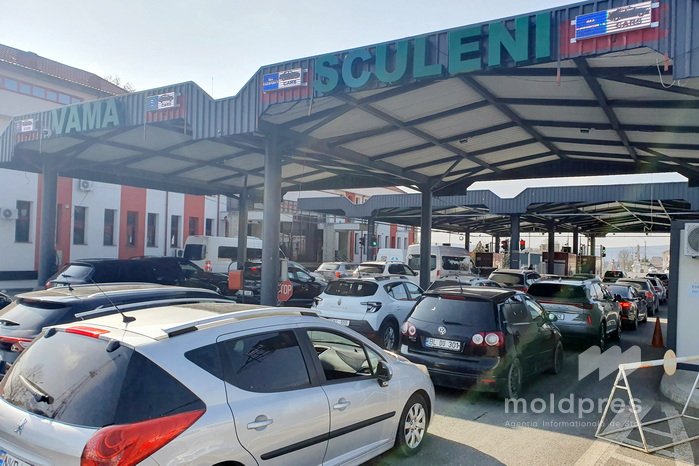 Trafic sporit în punctele de trecere Leușeni și Sculeni. Călătorii, îndemnați să opteze pentru posturi vamale alternative