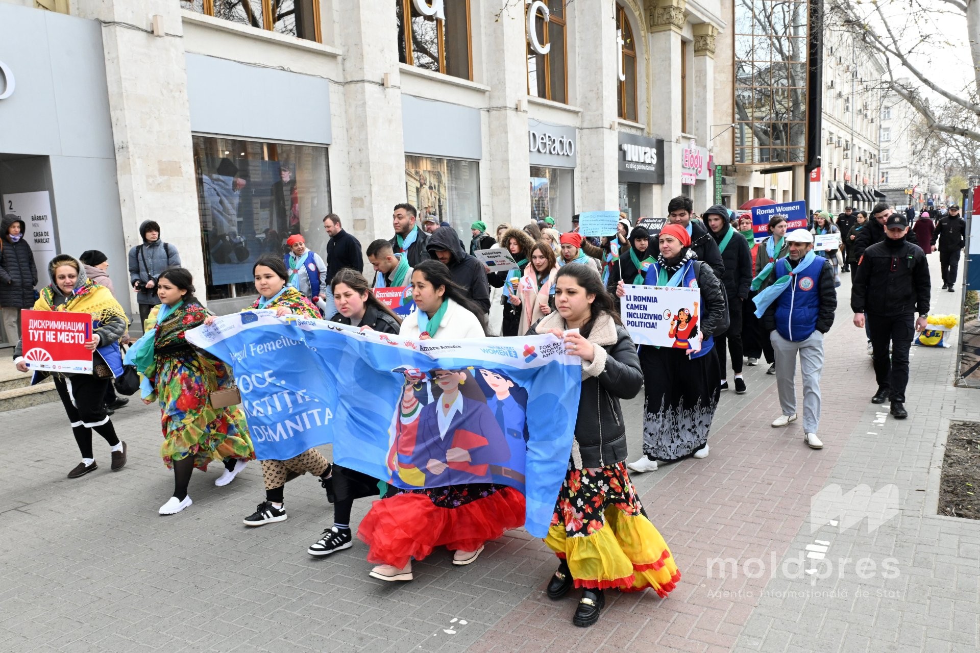 GALERIE FOTO // Vocile femeilor rome răsună la Chișinău într-un marș al solidarității și al drepturilor egale