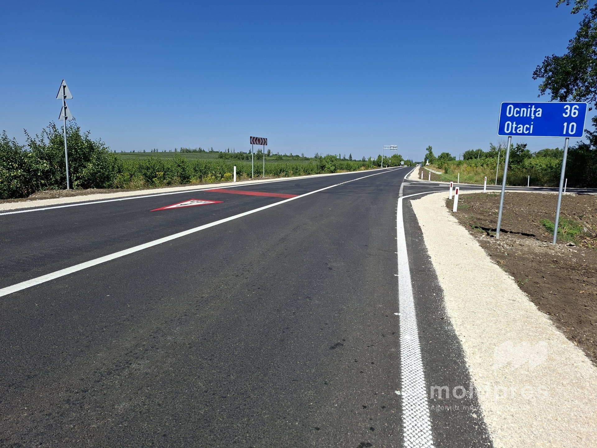 FOTO // Circulație deschisă pe un nou sector al drumului R8.1, între Arionești și Otaci. Vladimir Bolea: „Drumuri bune înseamnă deplasări sigure ale agenților economici și cetățenilor”