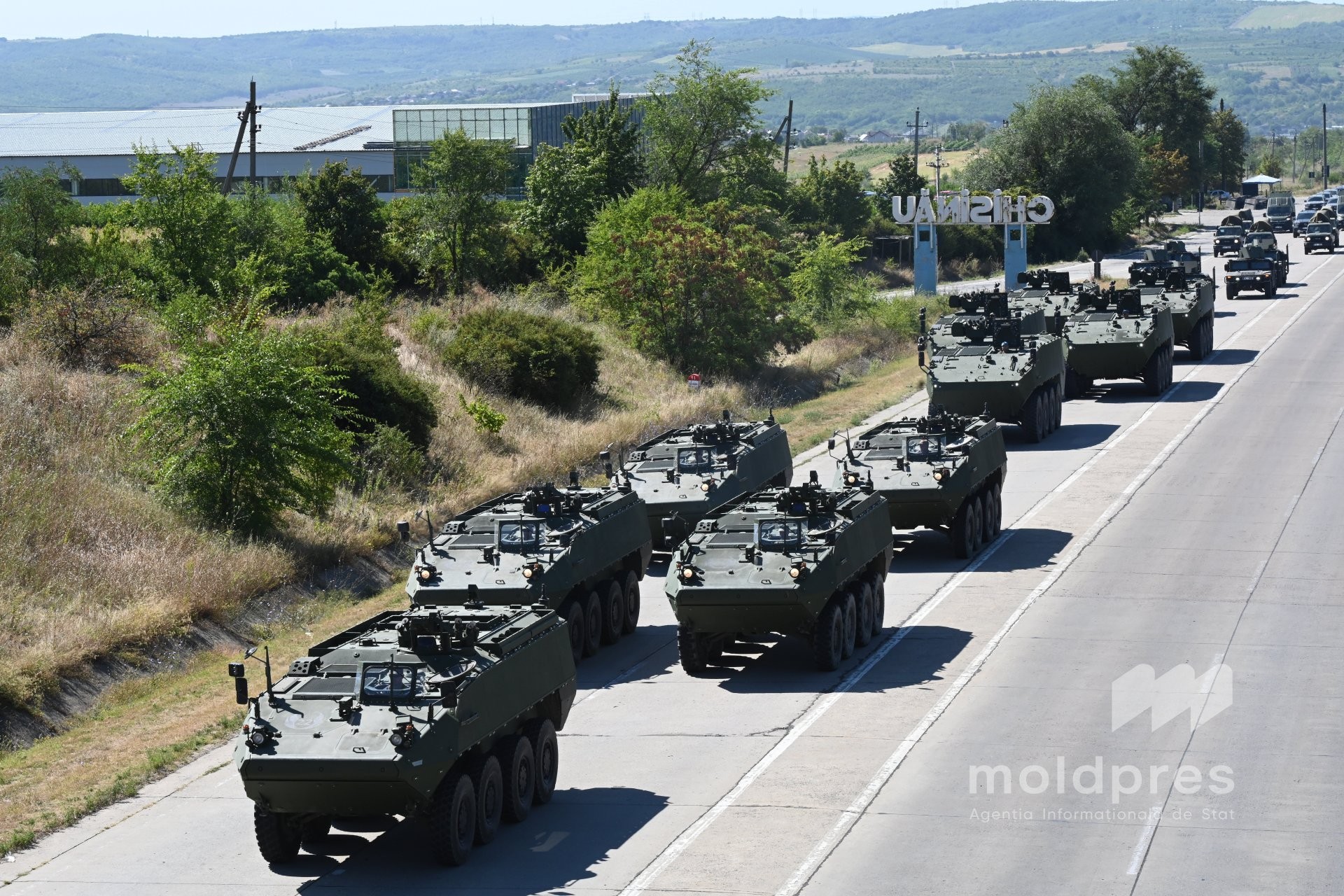 GALERIE FOTO // Antrenamente pentru parada dedicată Zilei Independenței. Peste 100 de unități de tehnică militară și specială vor fi prezentate în PMAN