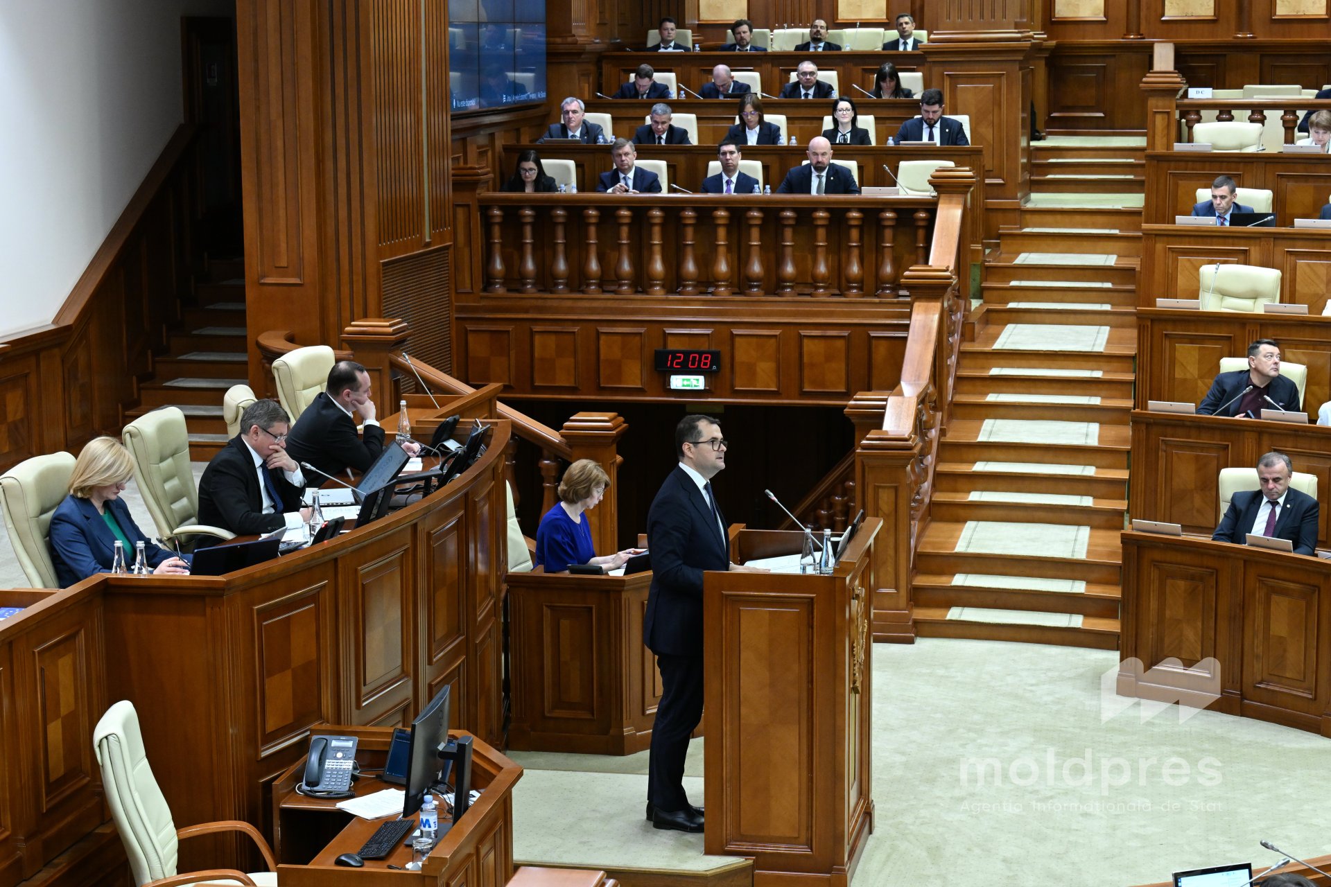 GALERIE FOTO // Vasile Tofan a prezentat programul noului Guvern în Parlament: imagini din ziua solicitării votului de încredere