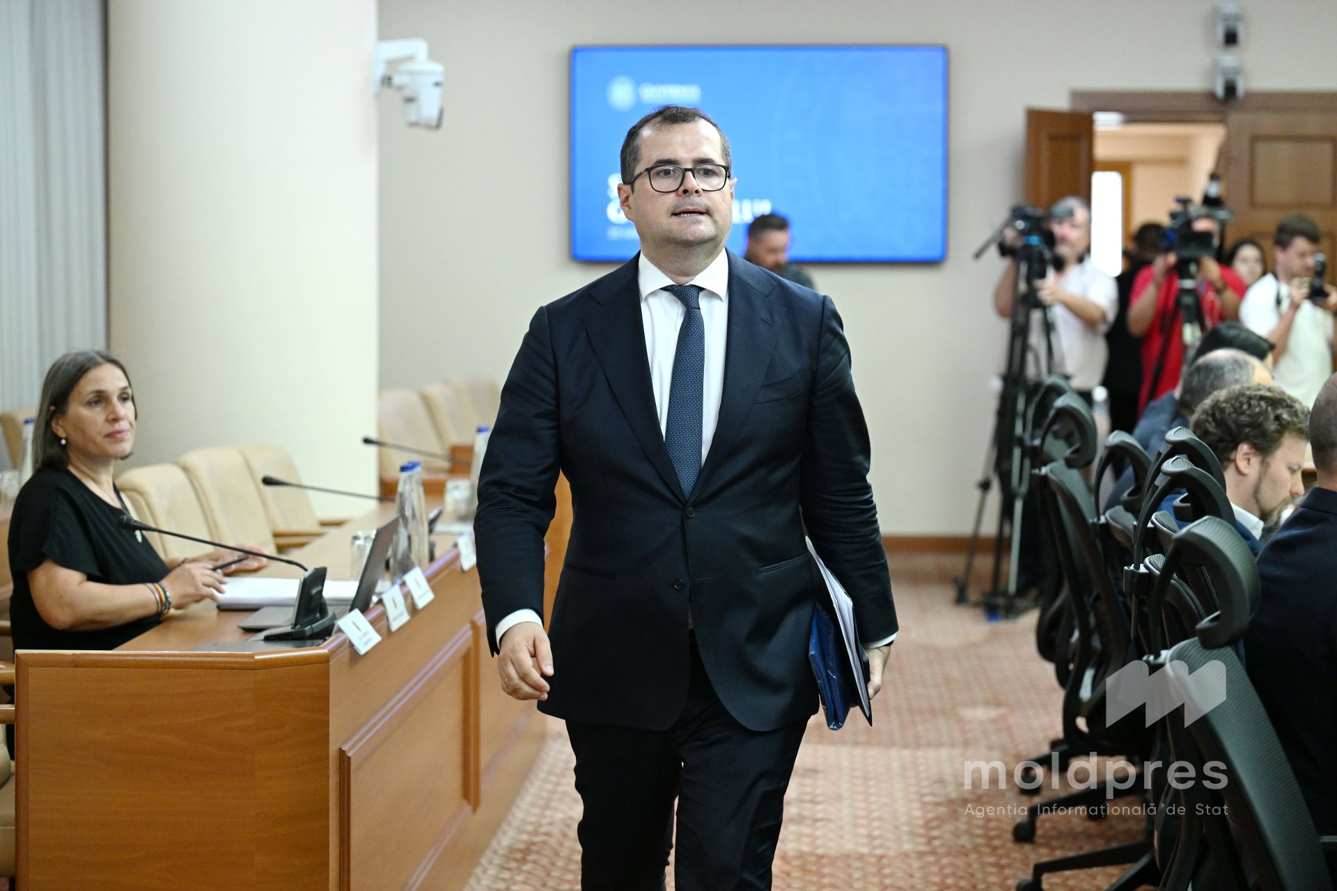 GALERIE FOTO // FOTO // Prima ședință a Guvernului Tofan, în imagini: priorități, decizii și atmosfera din debutul noului Executiv