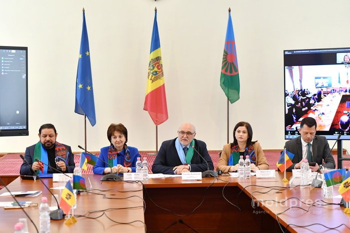 Soluții pentru incluziunea socială și educațională a romilor, discutate la o conferință națională organizată la Chișinău