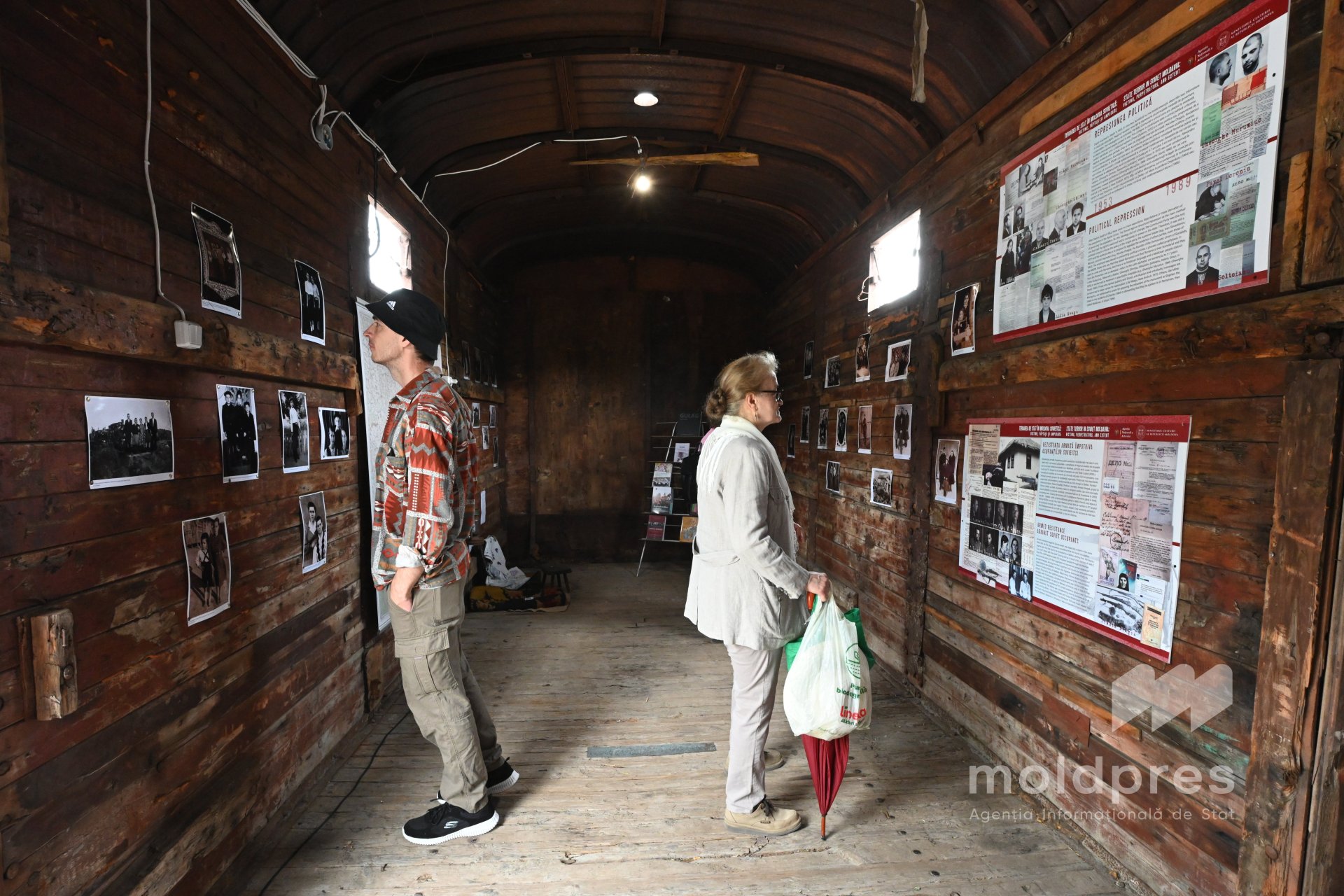 GALERIE FOTO // Documente și mărturii despre deportări și foamete, prezentate la Expoziția „Teroarea de stat în Moldova sovietică. Amploare, victime și făptași”