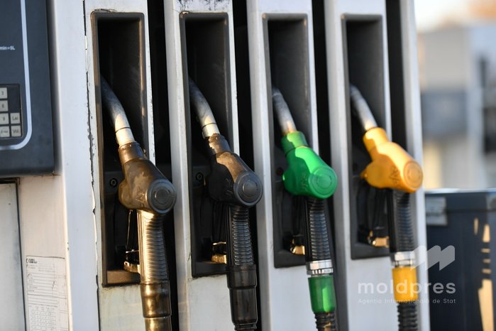 Benzina și motorina își continuă ieftinirea. Noile prețuri afișate de ANRE