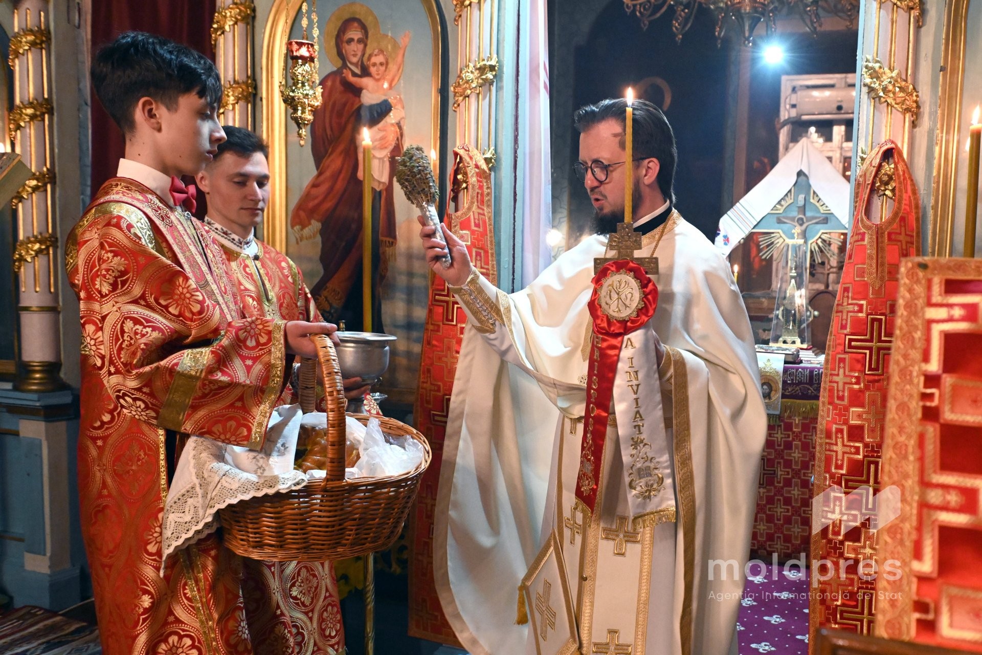 GALERIE FOTO // Creștinii ortodocși sărbătoresc Învierea Domnului: tradiții și credință care unesc generații