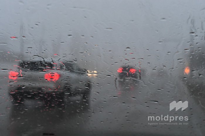 Pe drumurile din țară se circulă în condiții de ploaie. IGP recomandă șoferilor să conducă cu prudență