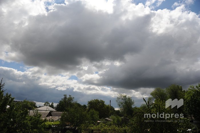 Meteorologii prognozează pentru zilele de odihnă ploi slabe și cer noros