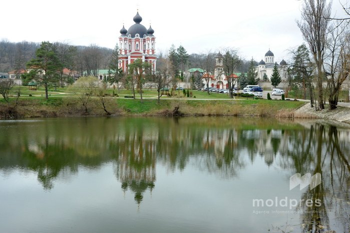 Precipitații și temperaturi în scădere, prognozate pentru ziua de miercuri