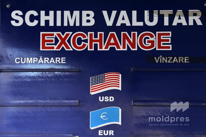 Cotația dolarului scade ușor, iar euro își menține valoarea