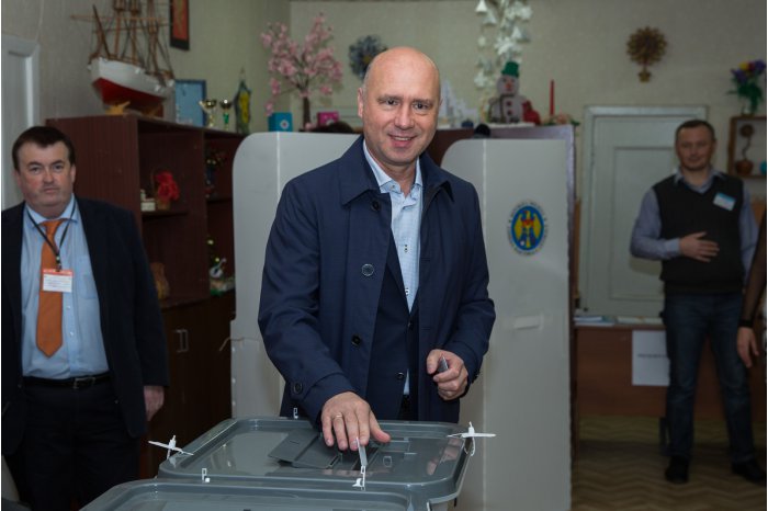 Moldovan PM votes in hope for new president 