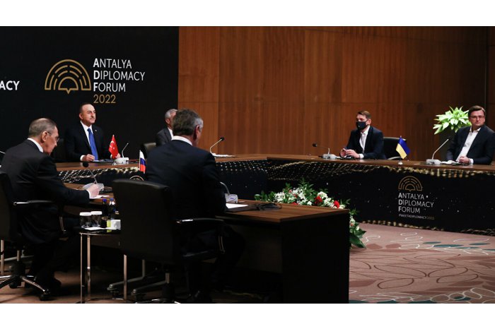 În Antalia, Lavrov a cerut practic capitularea Ucrainei