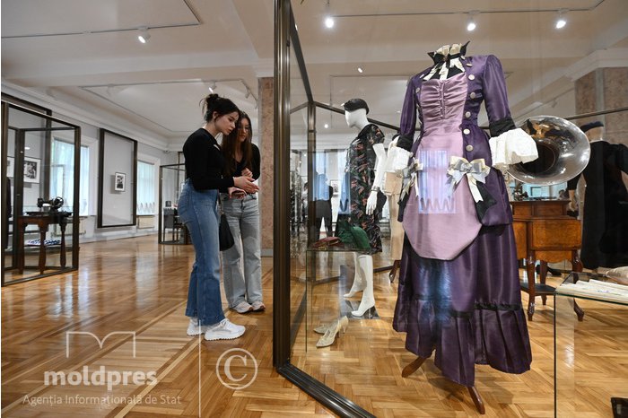ФОТО/ Выставка о моде и стиле жизни ХХ века открылась в Музее истории Молдовы