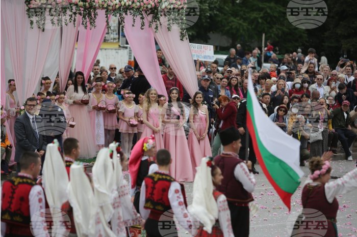 Procesiunea carnavalului marchează sfârșitul celui de-al 120-lea Festival al trandafirilor din Kazanlak