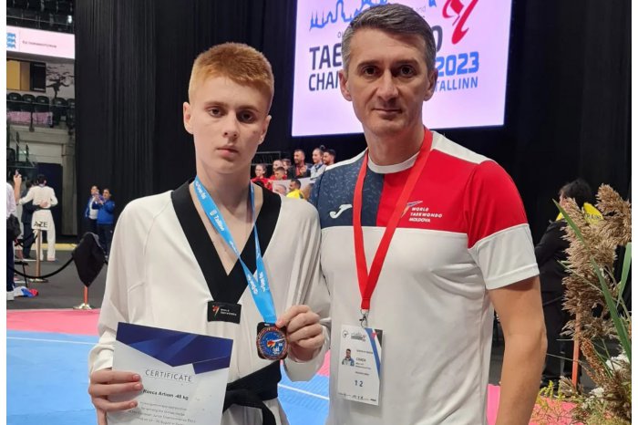 Боец Артем Рошка завоевал бронзу на молодежном чемпионате Европы