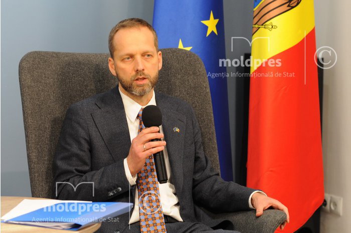 Посол ЕС в Молдове исполнит на румынском языке рок-песню, написанную на стихи Григоре Виеру