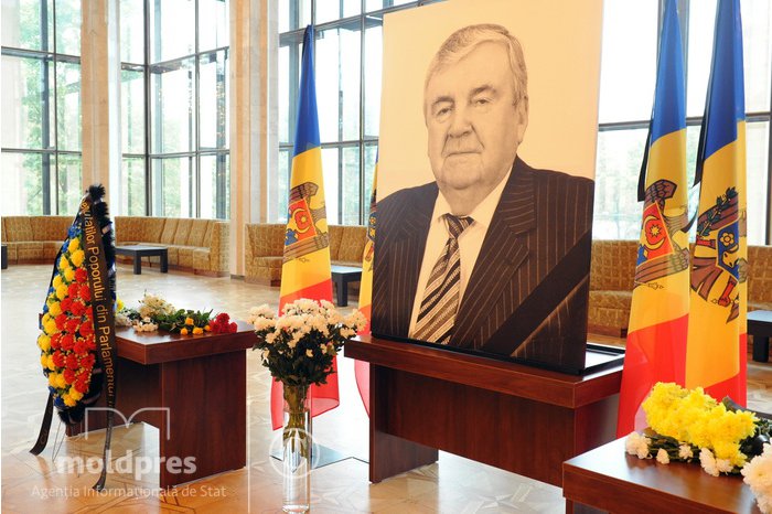 First President of Moldova Mircea Snegur paid last respects