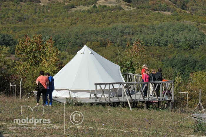 Descoperă Moldova cu #MOLDPRES: Camping „Pe toloacă”, destinația turistică din apropierea celui mai înalt vârf din țară