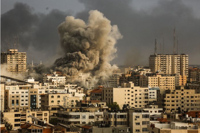 Israelul bombardează intens Fâşia Gaza după expira