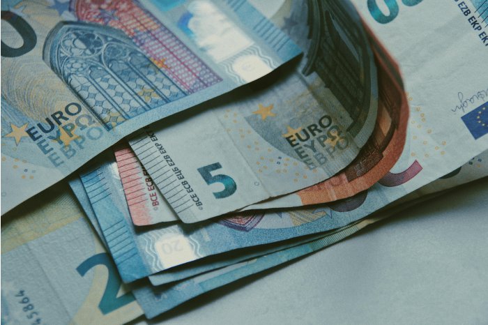 Euro, U.S. dollar cheapen against Moldovan leu