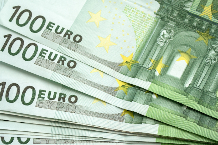 Euro se ieftinește, iar dolarul se scumpește