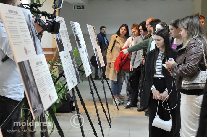 ФОТО/ В Госуниверситете открылась выставка памяти украинских студентов, погибших на войне
