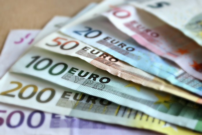 Leul se apreciază față de euro și dolar