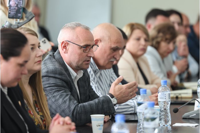 Moldovan PM, APL representatives approach current 