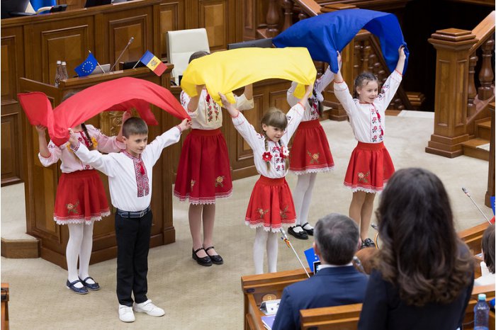 Un grup de elevi din Anenii Noi au prezentat în Legislativ un recital de poezie despre tricolor