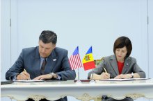 Prim-ministrul Maia Sandu, ambasadorul Statelor Unite ale Americii în R. Moldova, Derek J. Hogan și adjunctul Administratorului Biroului USAID pentru Europa şi Eurasia, Brock Bierman au susţinut o conferinţă de presă'