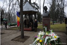 Depunere  de flori la bustul poetului Mihai Eminescu, de pe Aleea Clasicilor'