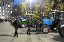 Mai mulți agricultori au venit cu tractoarele în capitală la o acțiune de protest'