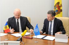Official signing and press statements by FAO's Country Representative Raimund Jehle and Agriculture and Food Industry Minister Vladimir Bolea on initiation of project on technical assistance of Food and Agriculture Organization of United Nations to back sector of table grapes from Moldova'